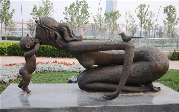 商業(yè)街母愛(ài)雕塑.jpg 商業(yè)街母愛(ài)雕塑.jpg