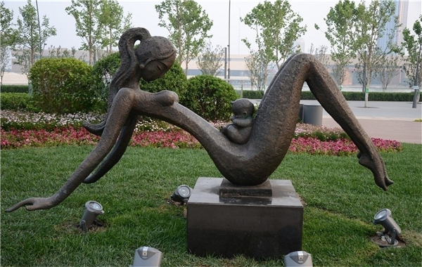 抽象母愛(ài)雕塑.jpg 抽象母愛(ài)雕塑.jpg