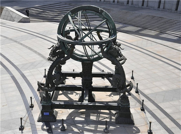 地動(dòng)儀銅像