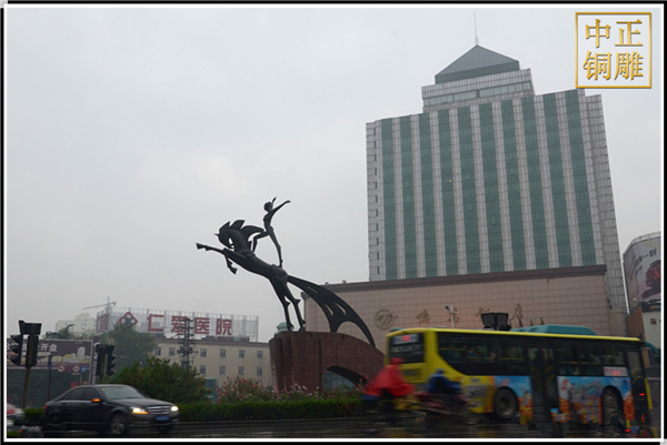 廣場(chǎng)銅馬雕塑 (2).jpg 廣場(chǎng)銅馬雕塑 (2).jpg