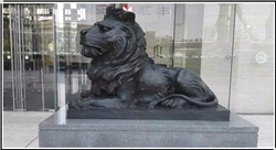 趴著銅獅子雕塑