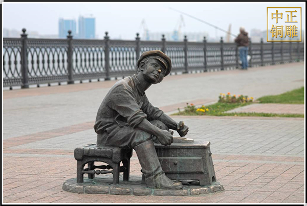 現(xiàn)代廣場擦皮鞋人物銅雕塑