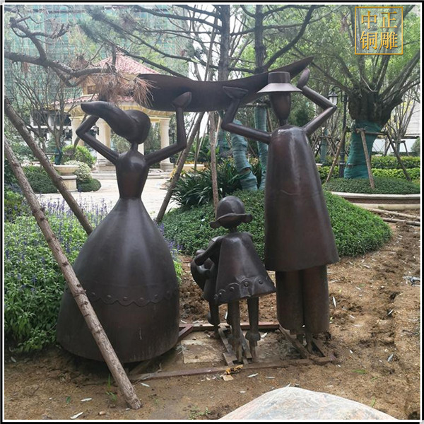 小區(qū)一家人雕塑.jpg 小區(qū)一家人雕塑.jpg