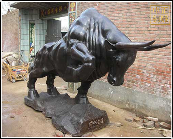 2米開(kāi)荒牛雕塑.jpg 2米開(kāi)荒牛雕塑.jpg