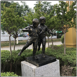 兩個(gè)小孩景觀雕塑