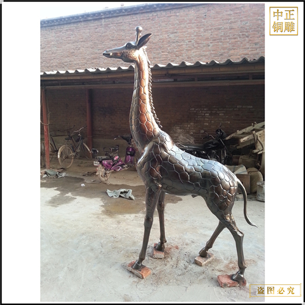 小型長(zhǎng)頸鹿雕塑.jpg 小型長(zhǎng)頸鹿雕塑.jpg