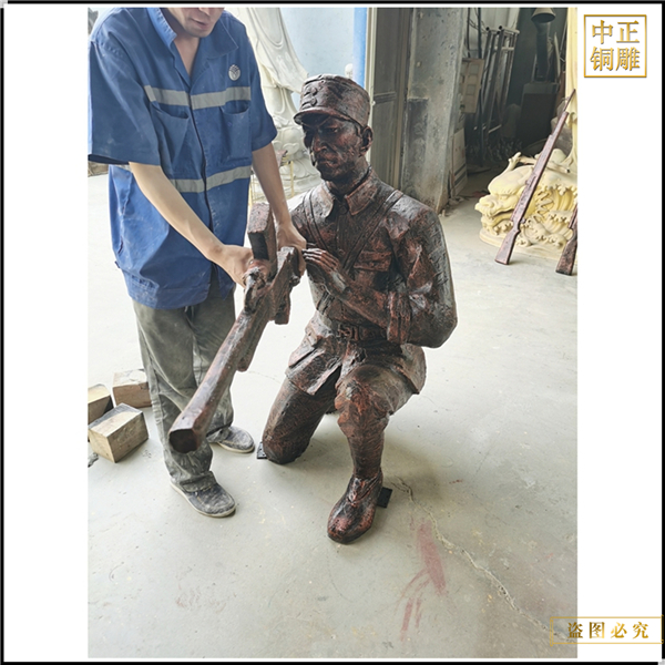 室外手拿槍人瞄準(zhǔn)人物雕塑