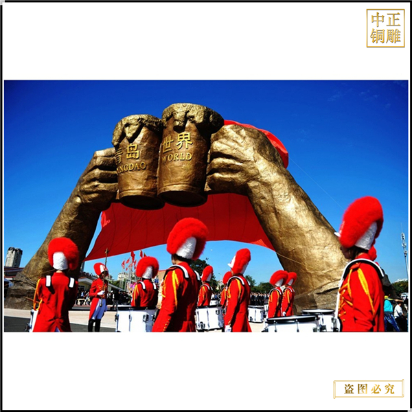 3貼仿金啤酒節(jié)銅雕塑加工.jpg 3貼仿金啤酒節(jié)銅雕塑加工.jpg