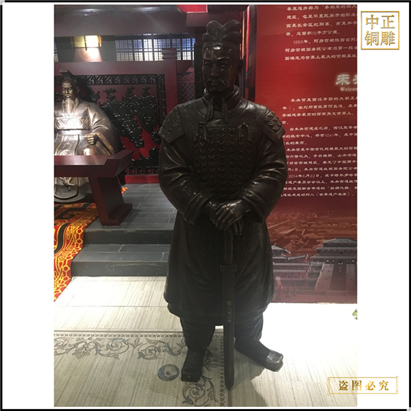 古代人物手握劍雕塑