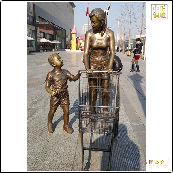 室外商場(chǎng)門前推購(gòu)物車銅雕塑