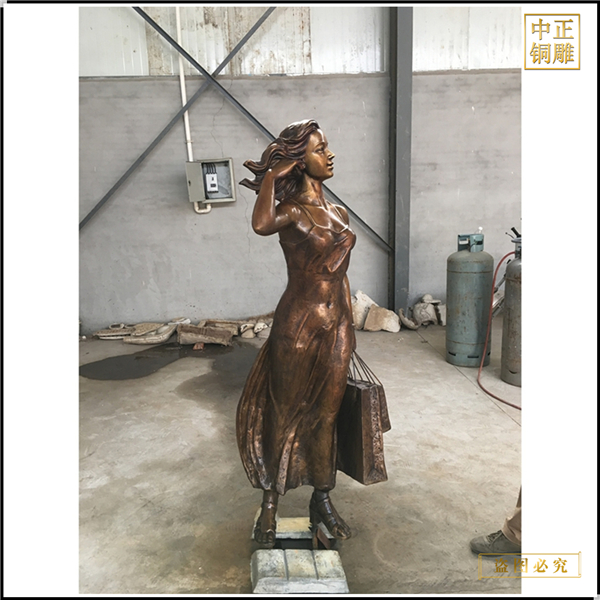 美女購(gòu)物銅雕塑