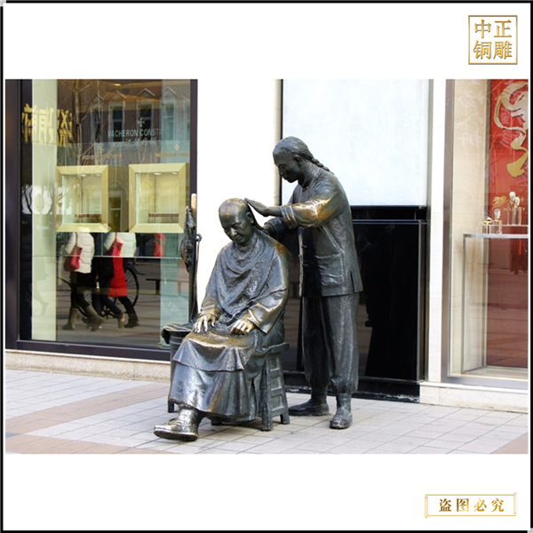 古代人物剃頭銅雕塑