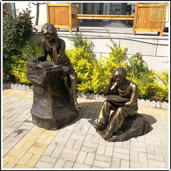 校園學(xué)生男孩女孩看書銅雕塑擺件.jpg 校園學(xué)生男孩女孩看書銅雕塑擺件.jpg
