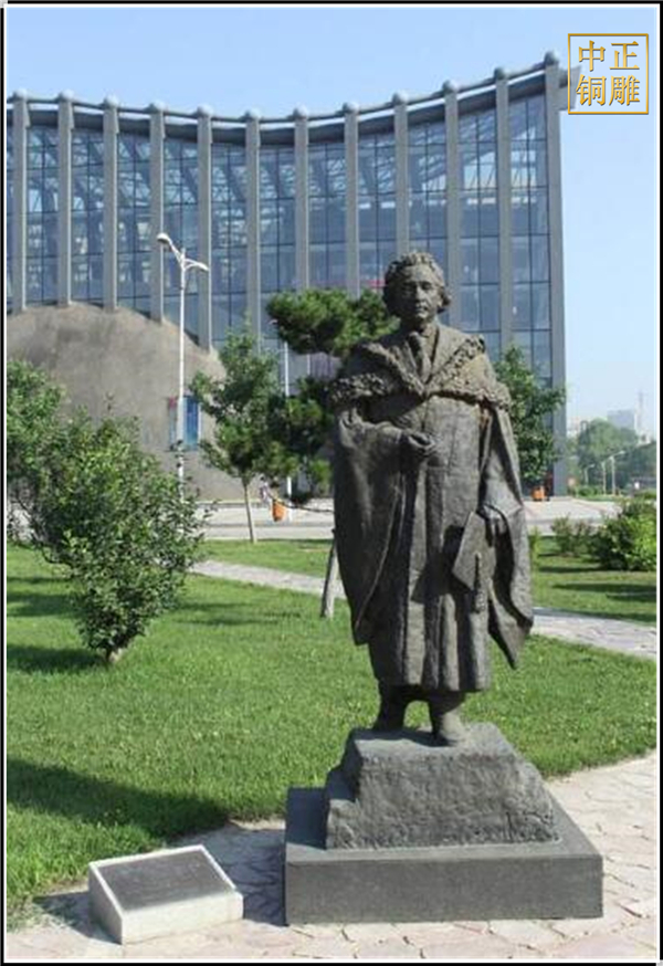 校園愛麗斯坦人物銅雕塑.jpg 校園愛麗斯坦人物銅雕塑.jpg